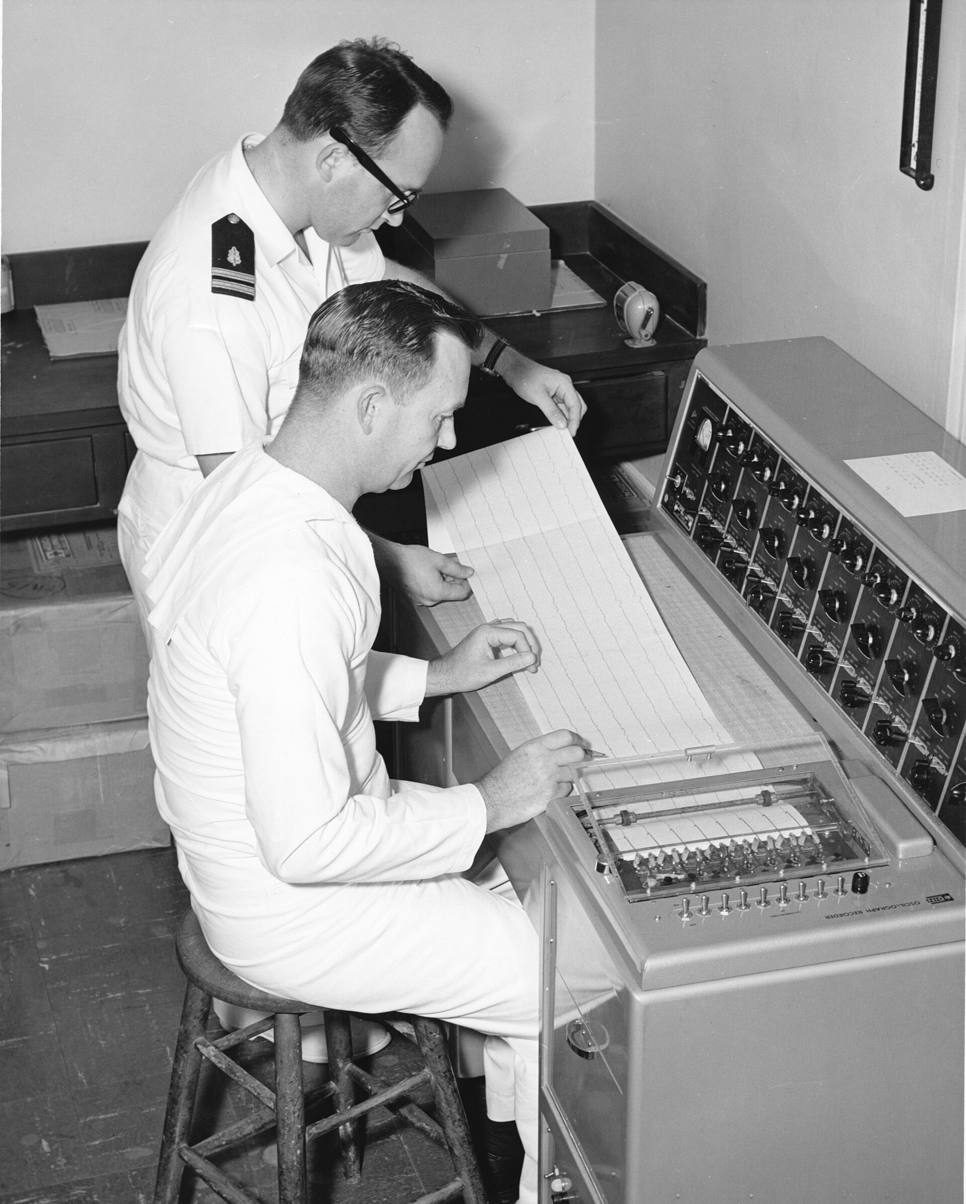 Hospital Corpsman on EEG machine (BUMED 09-5030-31), U.S. Navy BUMED Library and Archives (5425510745)